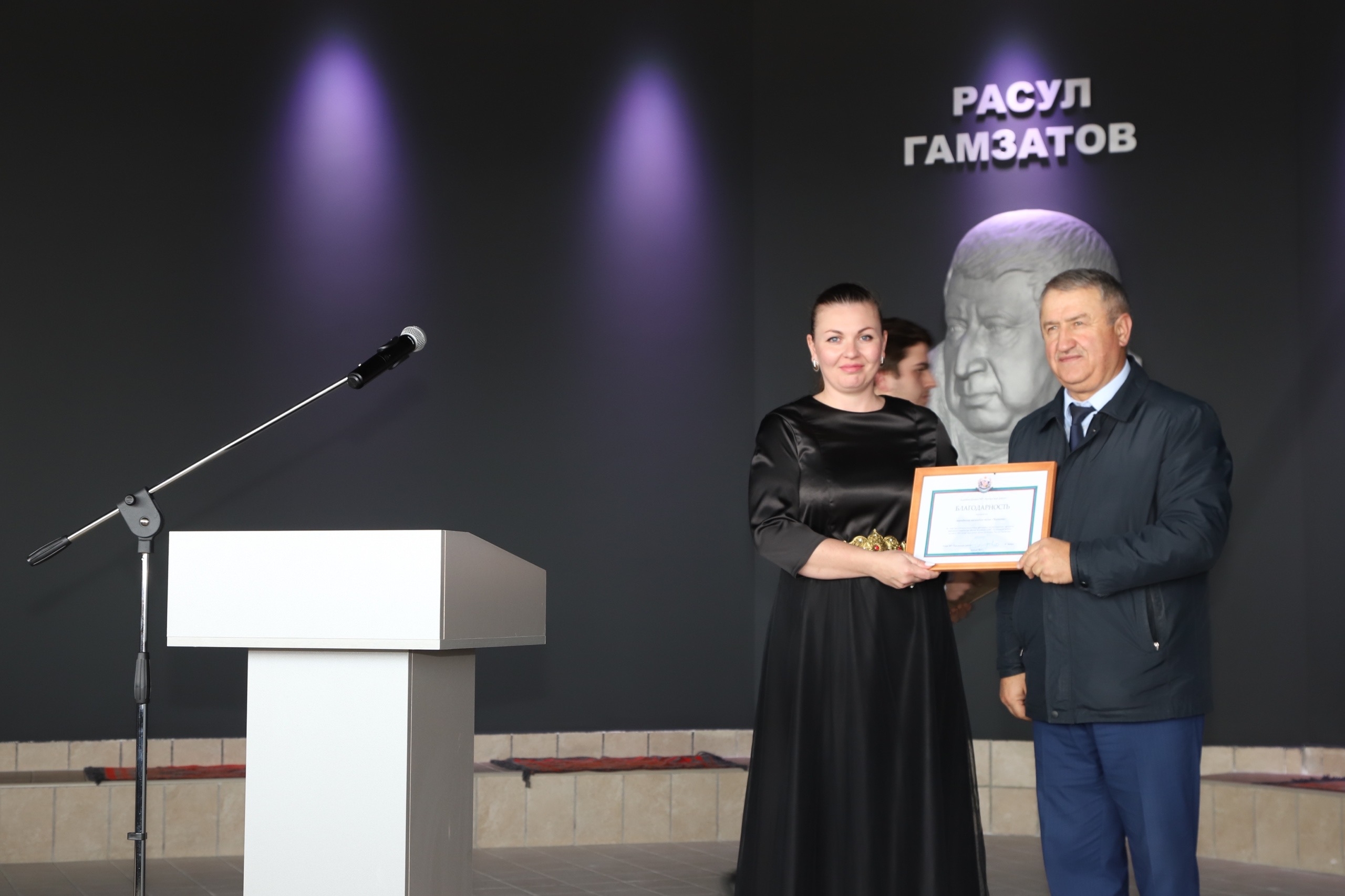 Сегодня, 22 октября, в День белых журавлей на родине Расула Гамзатова в с. Цада Хунзахского района состоялся праздник «Белых журавлей». Он прошел в рамках Межрегионального фестиваля патриотических программ народного творчества «Белые журавли».