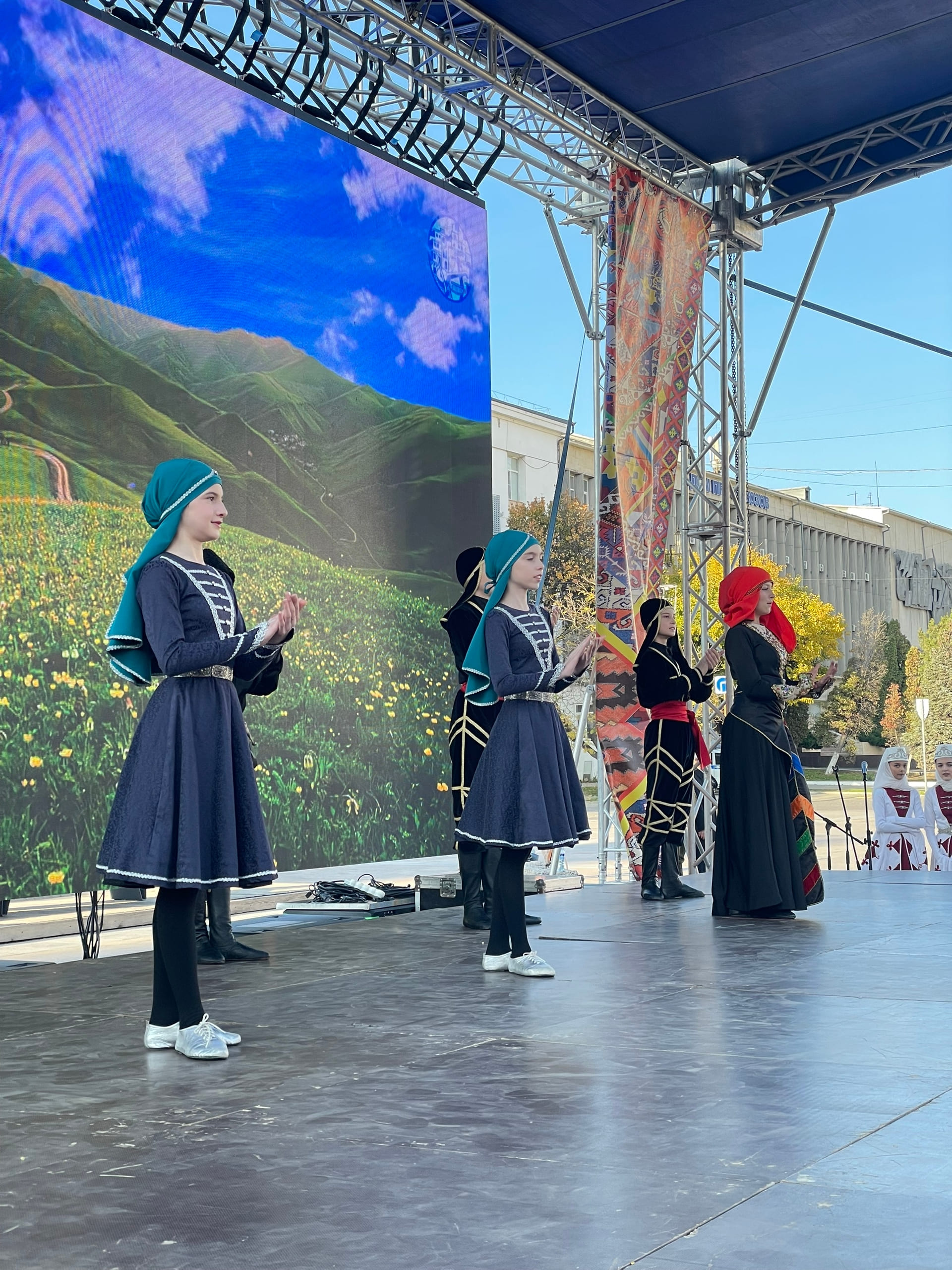 3 ноября главная площадь Махачкалы стала центром проведения Фестиваля народного творчества «Песни Победы».